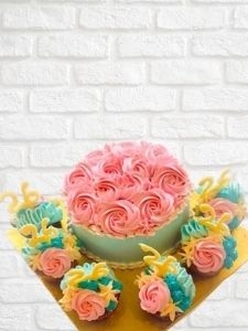 FLORAL CAKE WITH MATCHING CUPCAKES